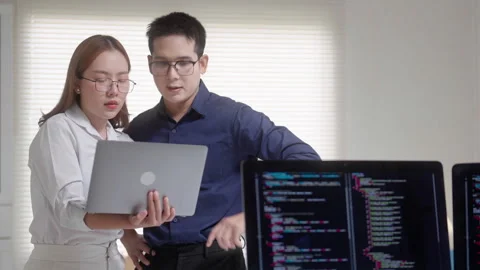 Software Developers Collaborating on Coding Project Vídeo Stock 343627922