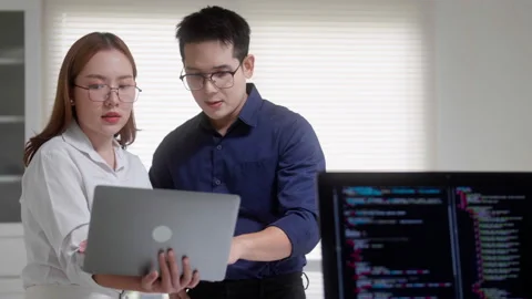 Software Developers Collaborating on Coding Project Vídeo Stock 343629143