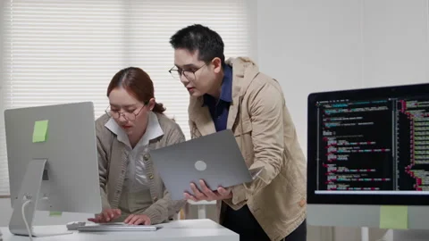 Software Developers Collaborating on Coding Project in Modern Office Vídeo Stock 343638868