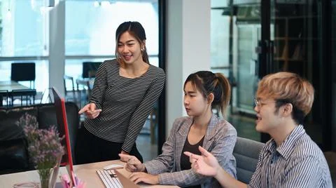 Software developers colleagues discussing and working on web site project Foto stock