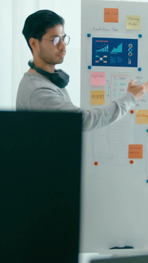 Software developers mentor leader manager talk strategy executive prompt AI. 스톡 동영상 333939116