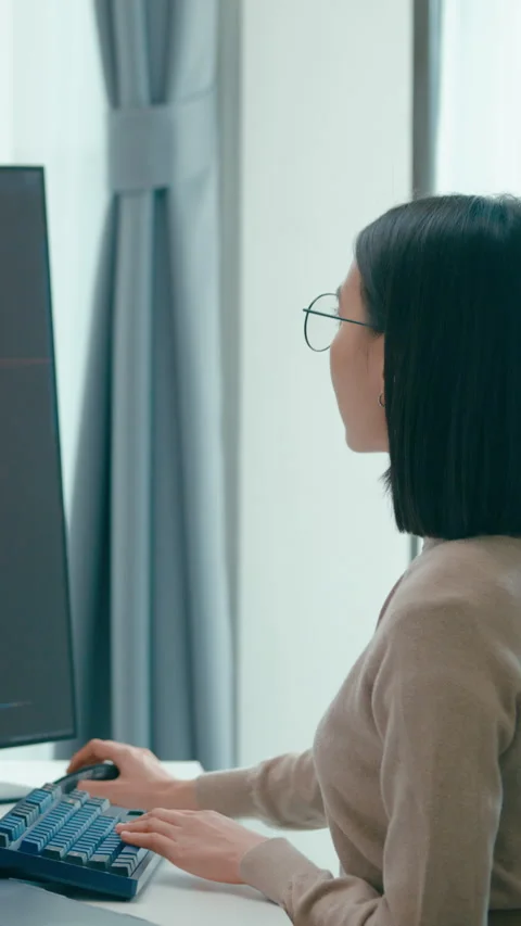 Software developers mentor leader manager talk strategy executive prompt AI. 스톡 동영상 333939149