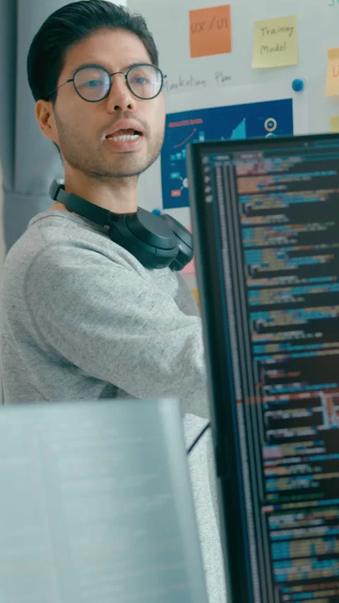 Software developers mentor leader manager talk strategy executive prompt AI. 스톡 동영상 333939203
