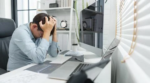 Software development concept, Male programmer is stressed after having proble 库存照片