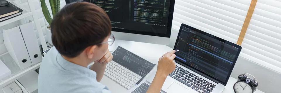 Software development concept, Male programmer pointing on laptop screen to ch Stockfoto's