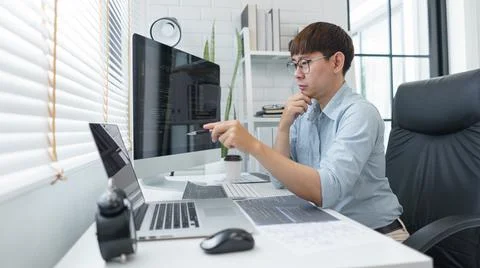 Software development concept, Male programmer pointing on laptop screen to ch Stockfoto's