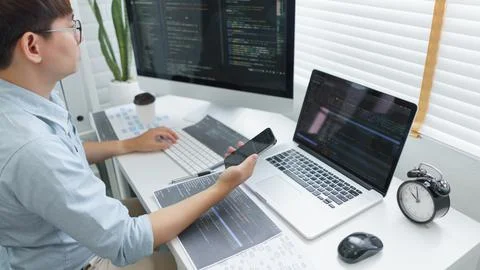 Software development concept, Male programmer check website programming on sm Stockfoto's