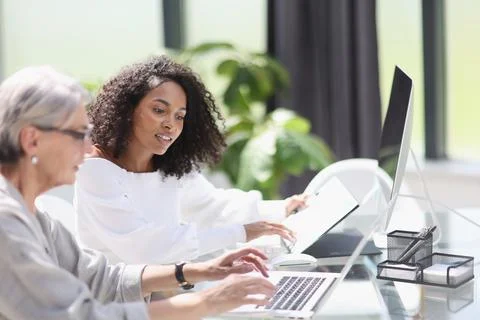 Software development team discussing algorithms on computer screen in office Foto stock
