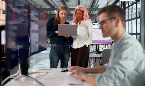 Software Engineer Discusses Agile Project Plans With Colleagues In Modern Off Foto stock