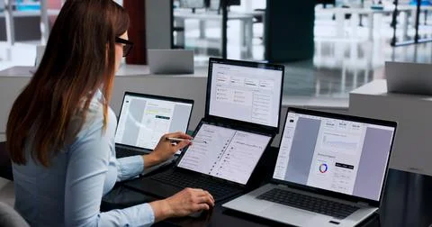 Software Engineer Efficiently Develops AI-powered Knowledge Platform Using La Stock-Fotos