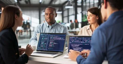 Software Engineer Leading A Diverse Team In Office Collaboration Meeting. 库存照片