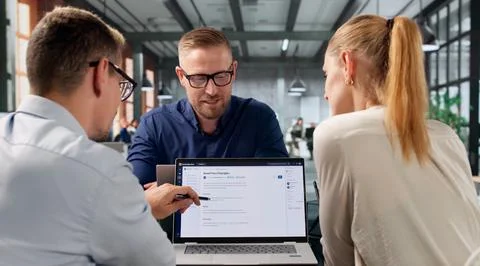 Software Engineer Leads Diverse Team Using AI-powered Knowledge Platform Tool Stockfoto's