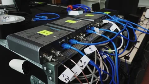 Software engineer plugging in cables 스톡 동영상 244787225