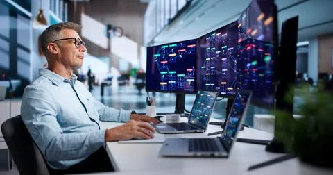 Software Engineer Rapidly Builds Business Apps Using Low Code Platform. 库存照片