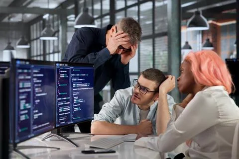 Software Engineer Struggles With Broken Code While Stressed At Desk. Foto stock
