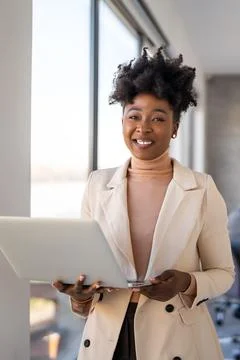 Software engineer using laptop computer with global network connection, Tec.. Stockfoto's