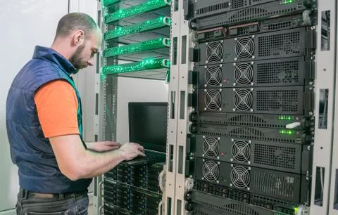 Software engineer is working in a modern data center.Young man diagnoses prob 库存照片