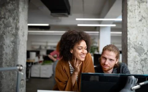 Software engineers working on project and programming in company 库存照片