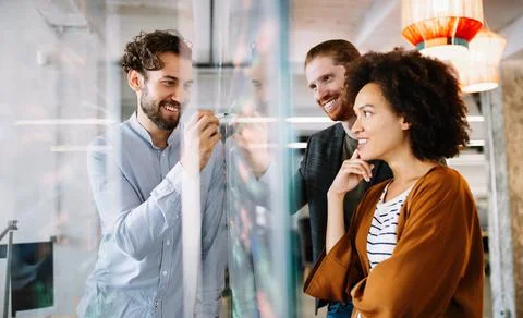 Software engineers working on project and programming in company 库存照片