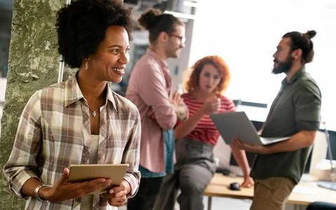 Software engineers working on project and programming in company. Startup b.. 库存照片