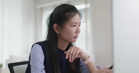 Software freelance engineer can't find solution solving coding bug. 動画素材 176095395