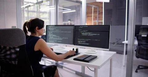 Software Programmer Or Coder Woman Stockfoto's