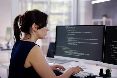 Software Programmer Or Coder Woman Stockfoto's