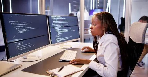 Software Programmer Or Coder Woman Stockfoto's