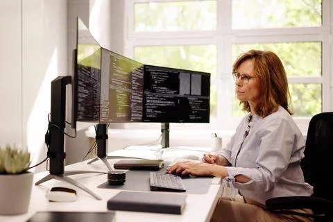 Software Programmer Or Coder Woman Stockfoto's