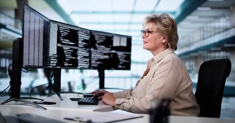 Software Programmer Or Coder Woman Stockfoto's