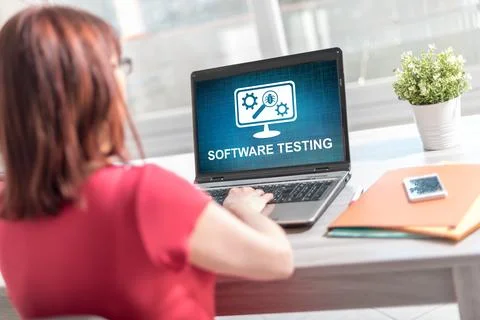 Software testing concept on a laptop screen 库存照片