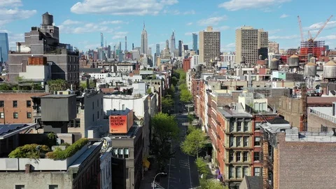 SoHo Historic Rooftops toward Midtown Manhattan in Spring 스톡 동영상 130061734