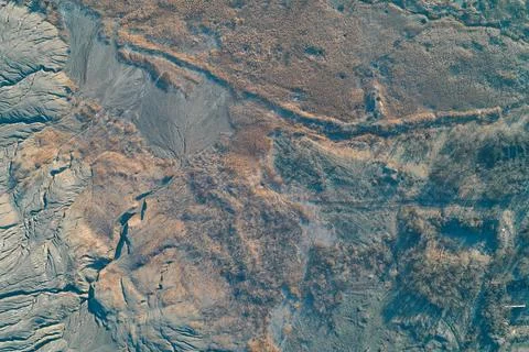Soil erosion pattern and cracked mud texture in dry wetland, abstract Foto stock
