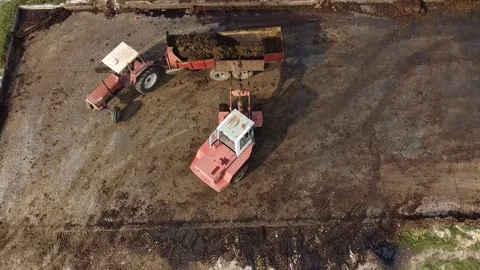 Soil fertilization with tractor manure spreaders Vídeos de archivo 135302842