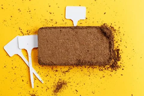 Soil texture close up. mock up. coconut briquette with writing boards on a or Foto stock