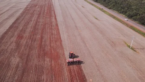 Soil tillage with tractor and disc harrow in Formosa Goiás Brazil aerial view Vidéo 332808525