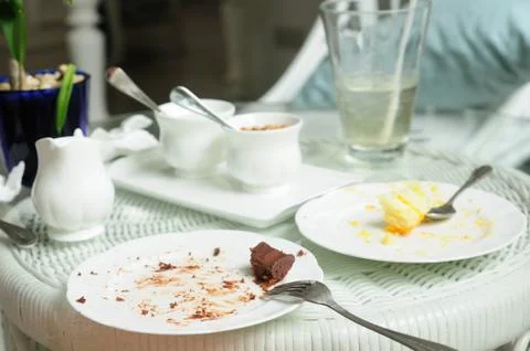 Soiled cake plates on rattan table 库存照片