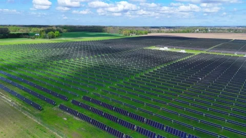 Solar array creating clean power in Blue Elk Solar Field in Adrian, Michigan 스톡 동영상 330855902
