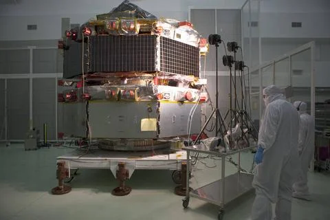A solar array illumination test is performed on the upper stack of the Mag... 库存照片