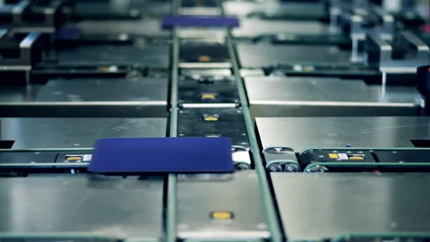 Solar cells are getting automatically distributed by the conveyor Vídeo Stock 166580450