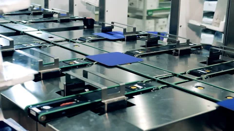 Solar cells are getting relocated and distributed by a robotic conveyor Vídeo Stock 168139327