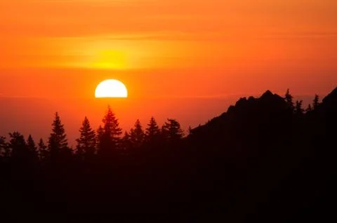 The solar disk rises on the horizon Foto stock