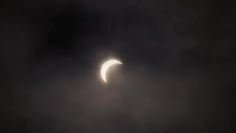 Solar Eclipse 2024 handheld footage with moving clouds in foreground. 動画素材 271304096