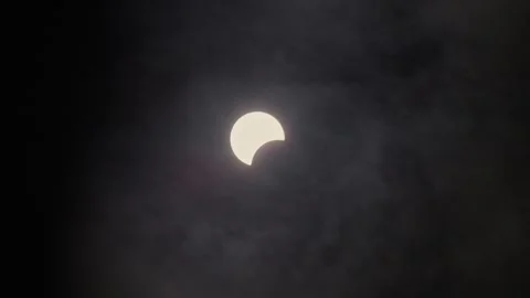 Solar Eclipse 2024 handheld footage with moving clouds in foreground. 库存影片 271304098