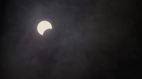 Solar Eclipse 2024 handheld footage with moving clouds in foreground. Stock-Footage 271304099