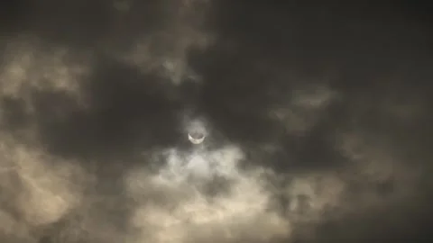 Solar Eclipse 2024 handheld footage with moving clouds in foreground. 스톡 동영상 271304106