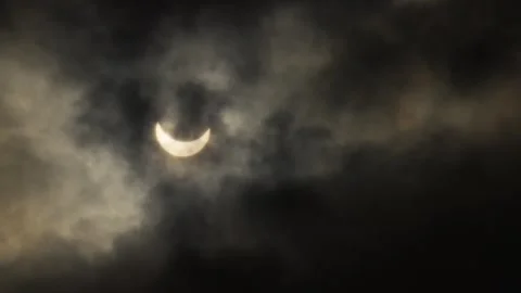Solar Eclipse 2024 handheld footage with moving clouds in foreground. 動画素材 271304120