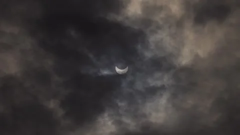 Solar Eclipse 2024 handheld footage with moving clouds in foreground. Stock-Footage 271304129