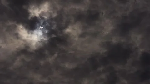 Solar Eclipse 2024 handheld footage with moving clouds in foreground. Vídeos de archivo 271304134