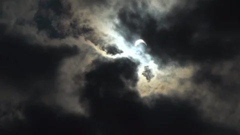 Solar Eclipse behind dark Clouds Video stock 99430367